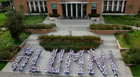http://www.uandes.cl/noticias/la-generacion-2012-ya-tiene-un-recuerdo-de-su-ingreso-a-uandes-la-foto-aerea-2012.html