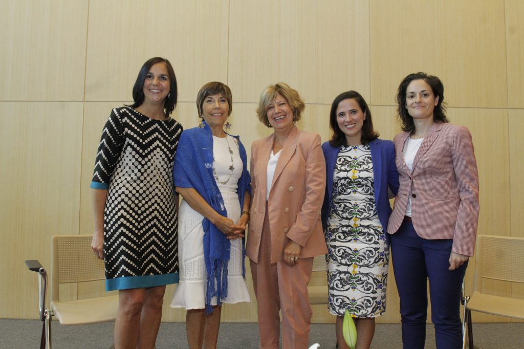 La moderadora, Consuelo Cerón, junto a las académicas  
María Teresa Valenzuela, Carmen Luz Valenzuela, María José Bosch y Beatriz Feijoo al terminar  el conversatorio.