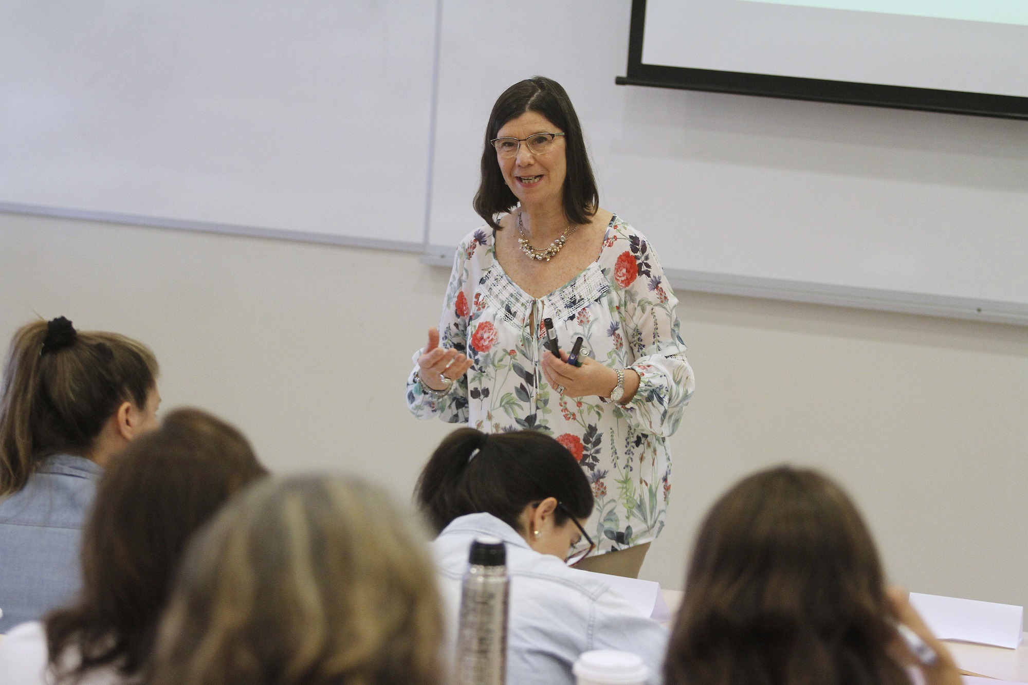 La profesora argentina Patrícia Aréchaga dictando un curso de Mediación.