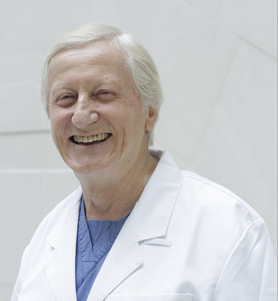Dr. Arturo Manns Freese