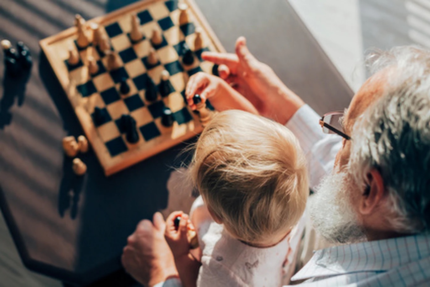 Дед с внуком играют в шашки. Шахматы для детей. Игра в шахматы дети. Дедушка с шахматами. Внук с дедушкой и шахматы.