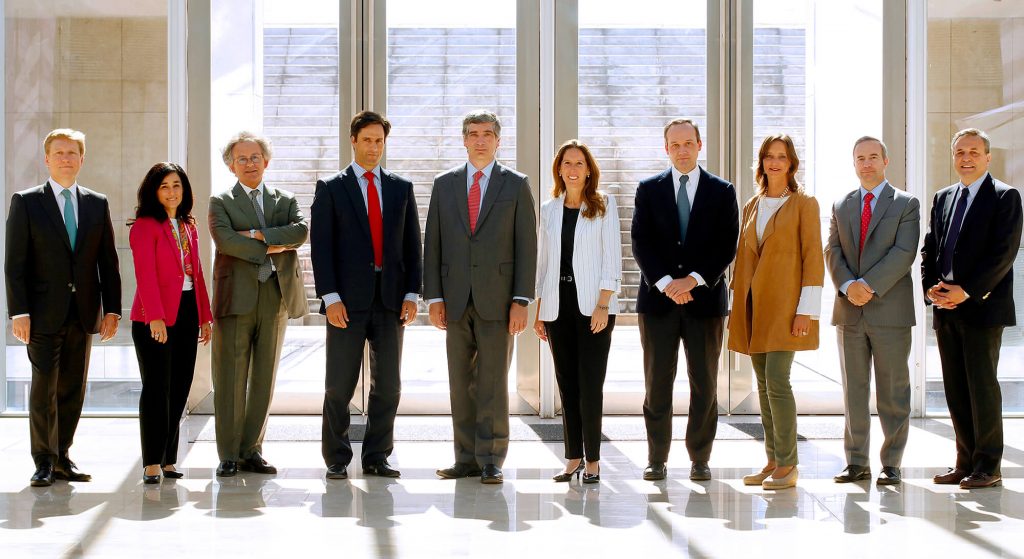Matías Vial, University Relations Vice President; Cristina Errázuriz, Communications Vice President; Manuel José Vial, Adviser; Luis Alejandro Silva, Research and Postgraduate Vice President; José Antonio Guzmán, President; Pilar Ureta, Secretary General; José Miguel Simian, Academic Vice President; María Teresa Correa, Adviser; Francisco Javier Lavín, Students and Alumni Vice President; Alejandro Gutiérrez, Economic Vice President.