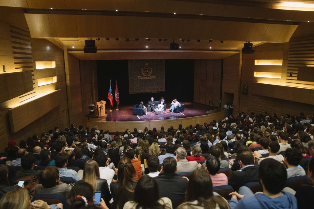 El historiador y académico de la Facultad de Derecho de la Universidad de Chile Alfredo Jocelyn-Holt; el sociólogo y presidente de la Fundación Nodo XXI, Carlos Ruiz, y el Director del Centro de Estudios e Investigación Social SIGNOS, Daniel Mansuy, participaron en un conversatorio moderado por la periodista de El Mercurio Elena Irarrázaval, en el Aula Magna de Biblioteca de la Universidad de los Andes.