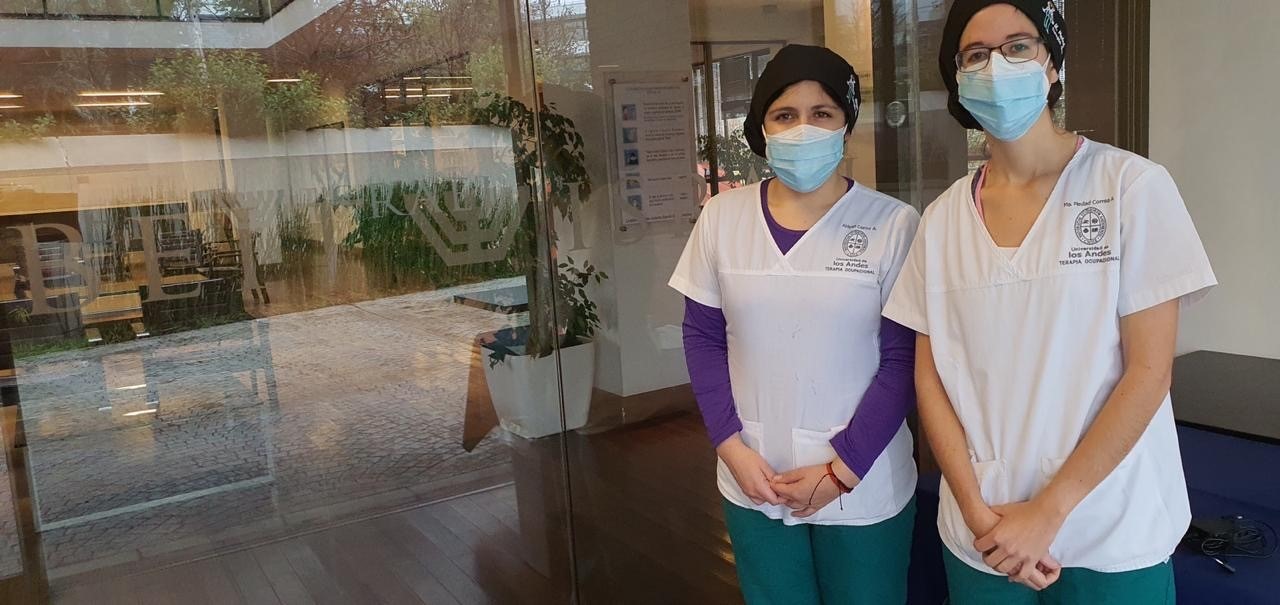 Abigail Castro y Piedad Correa, estudiantes de 5º año de Terapia Ocupacional.