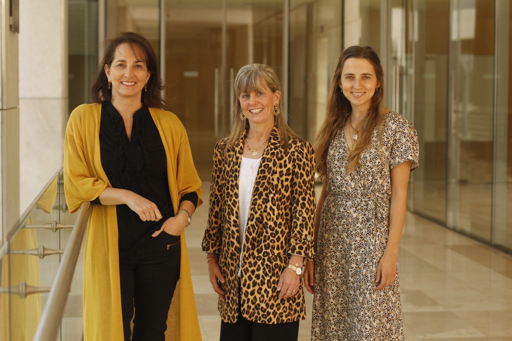 Integrantes Escuela Pedagogía Media para Licenciados: María José Fresno, coordinadora profesores; Solange Favereau, directora y Valentina Anwandter, coordinadora alumnos.