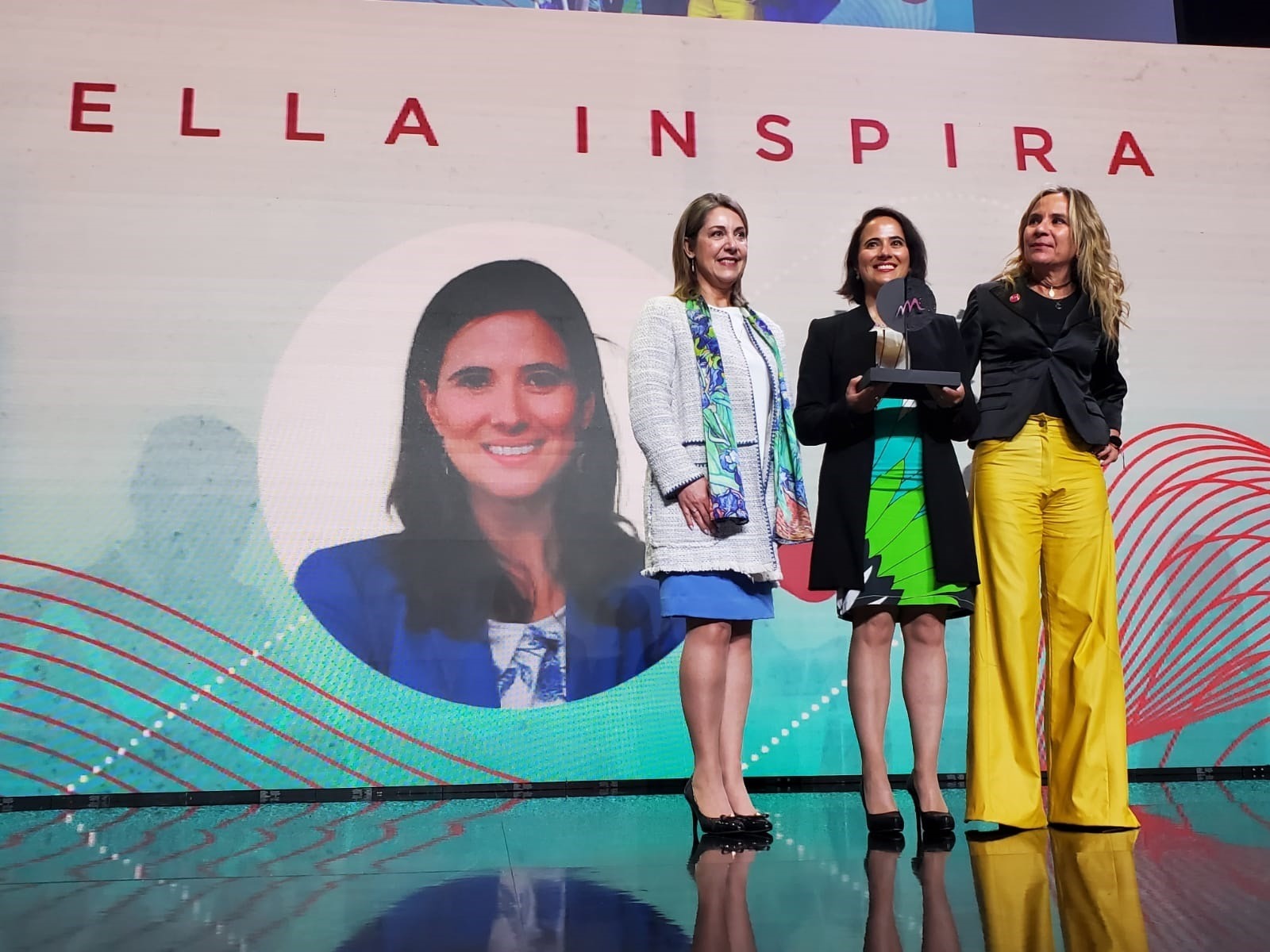 María José Bosch recibe premio REDMAD en categoría "Ella inspira"