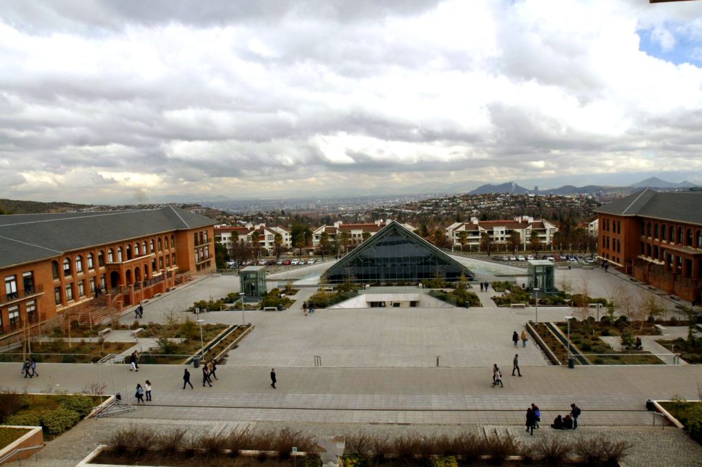 Foto aérea de la Plaza Central del campus UANDES