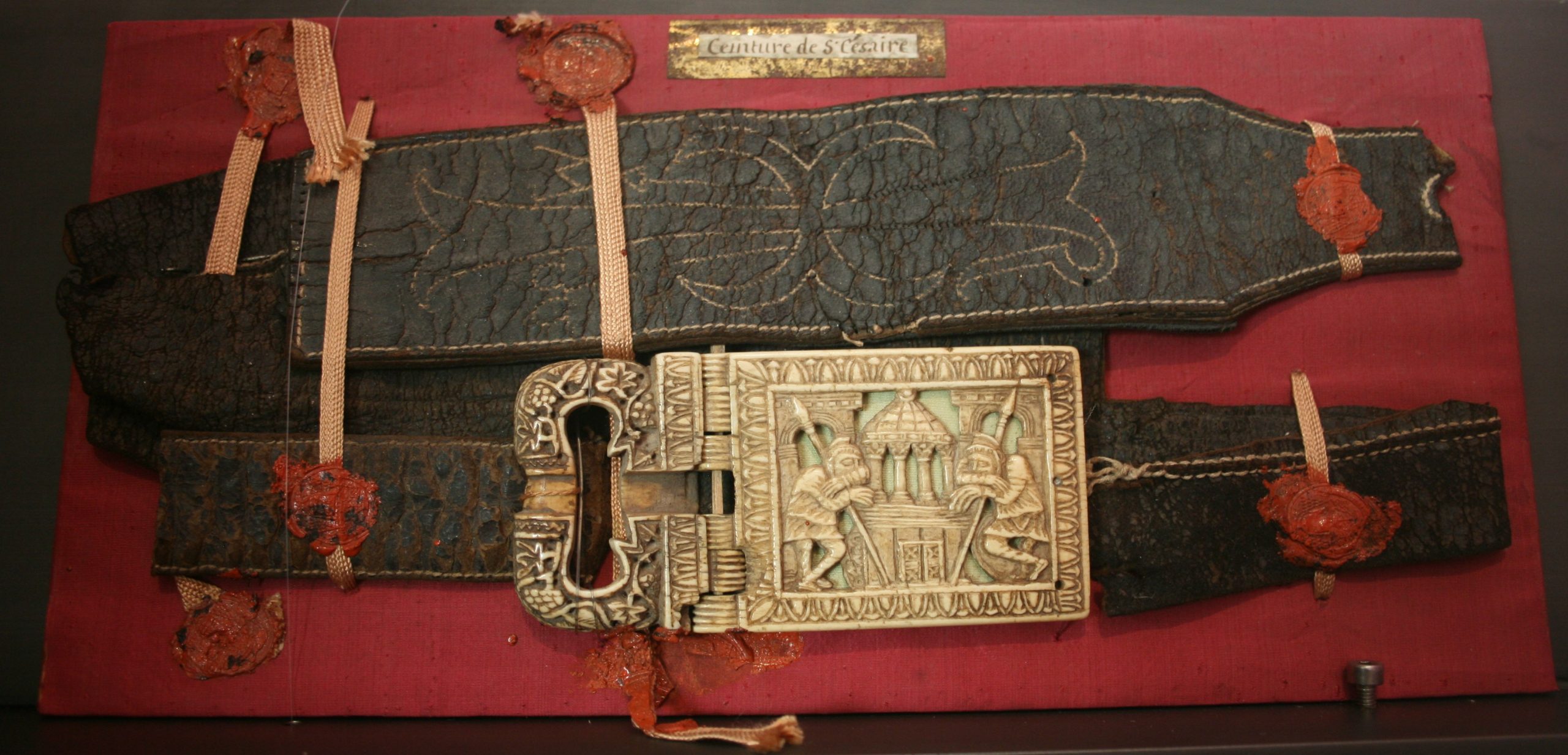 El cinturón y la hebilla de marfil de san Cesáreo, conservados en el "Musée départemental Arles antique".