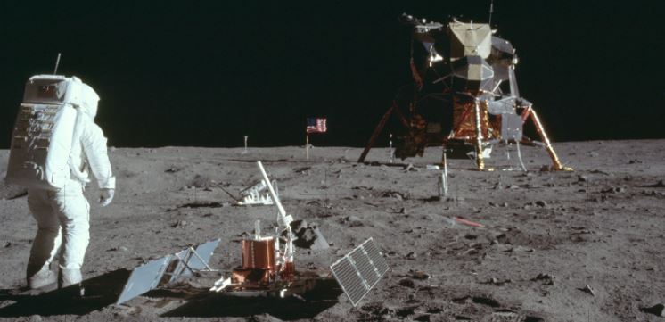 El astronauta Buzz Aldrin desplegando un sismómetro en la Luna durante la misión Apolo 11, en 1969.