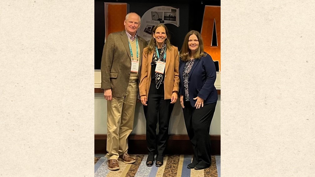 James Brodzinski (Accreditation AACSB), Karin Jürgensen (decana) y María Baltar (Regional Head Americas AACSB)