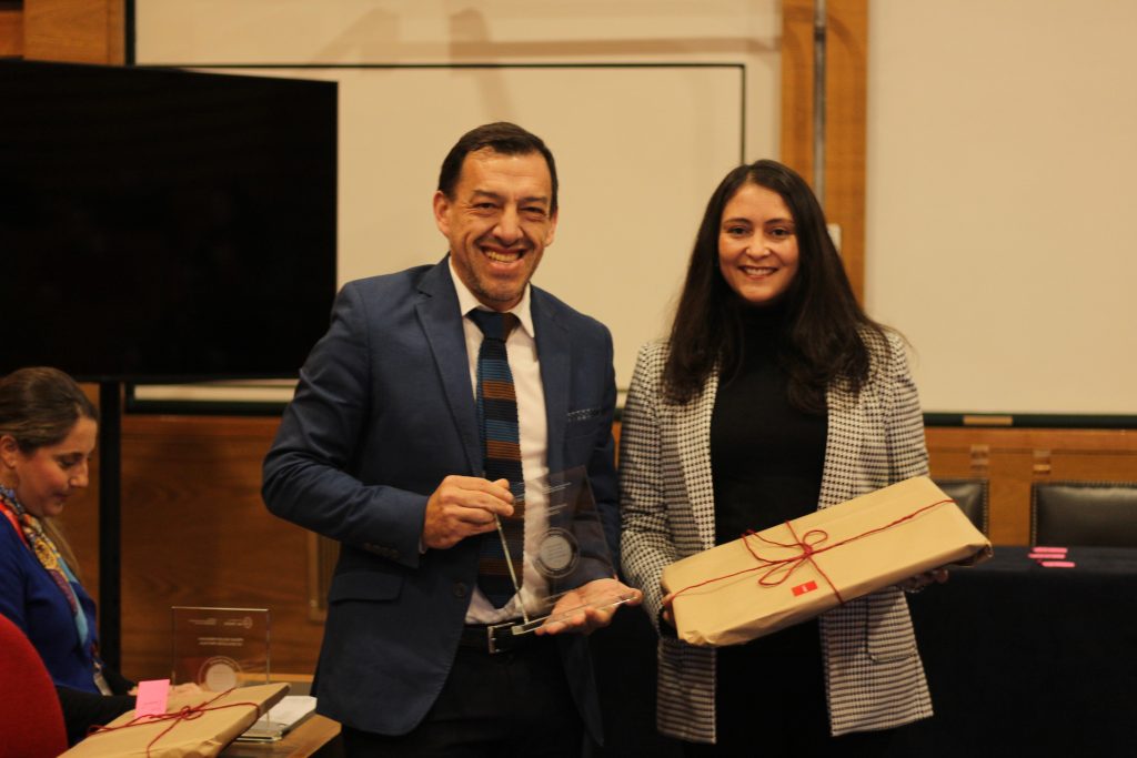 Maximiliano Hurtado de la Escuela de Administración de Servicios y Francisca Berruggio, Dirección de Docencia. 