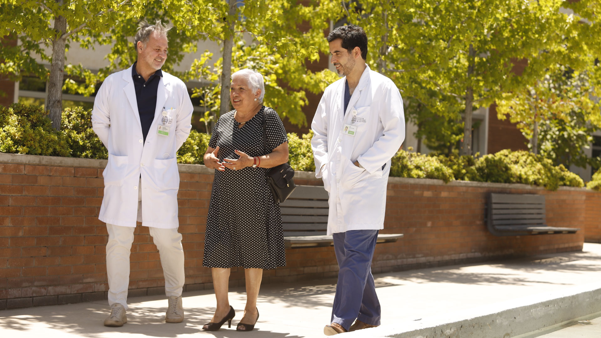 Medicos junto a un adulto mayor