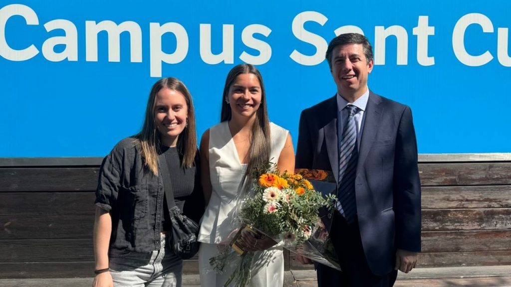 Antonia (al centro), el día de la defensa de su título en la UIC-Barcelona, junto con el Dr. Cristián Bravo, decano de la Facultad de Odontología UANDES y Valentina Pérez, quien actualmente está cursando el programa de doble titulación UANDES-UIC Barcelona.