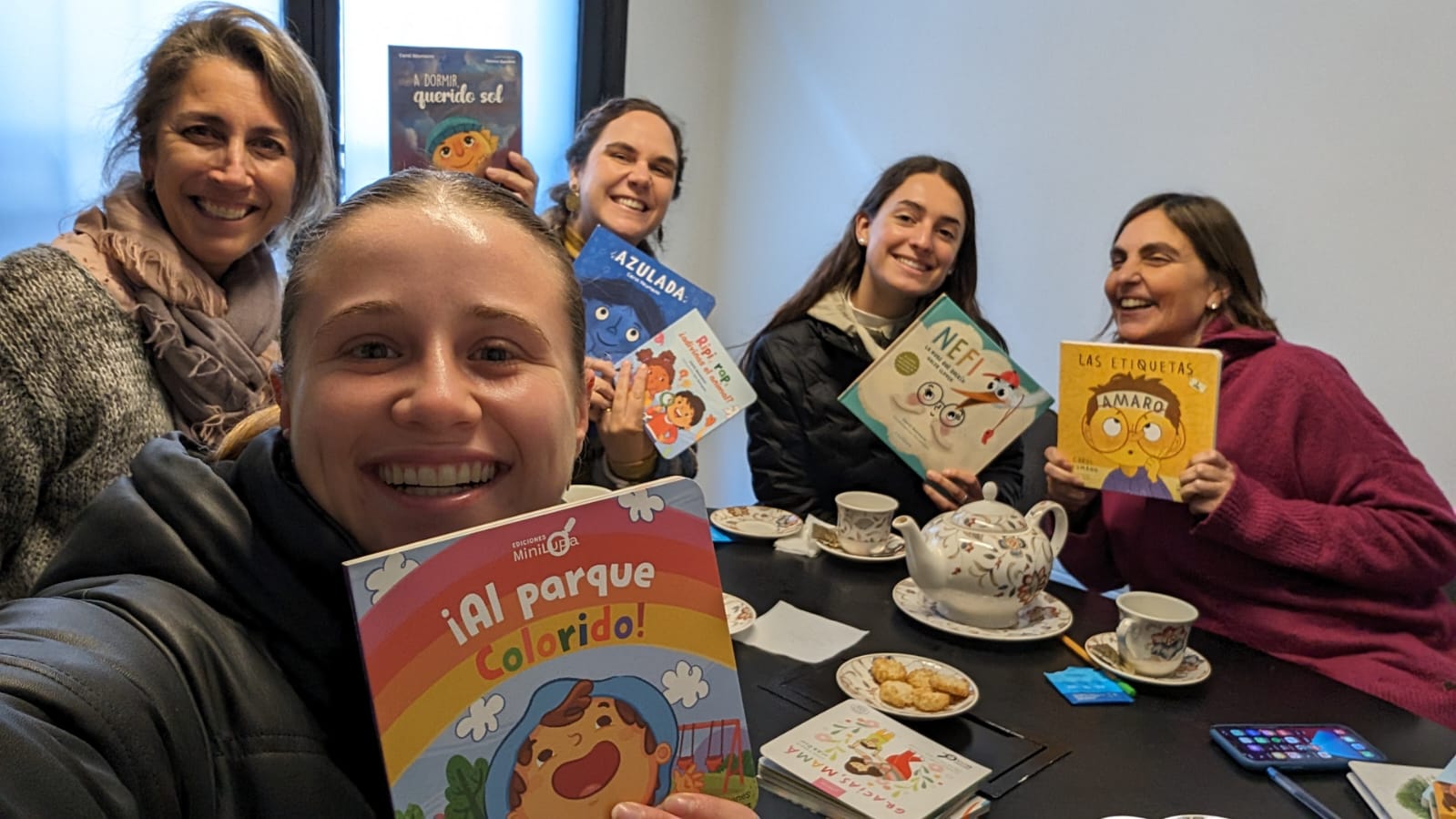 Estudiantes realizando Práctica Alternativa en Editorial Minilupa y Fundación ALMA.