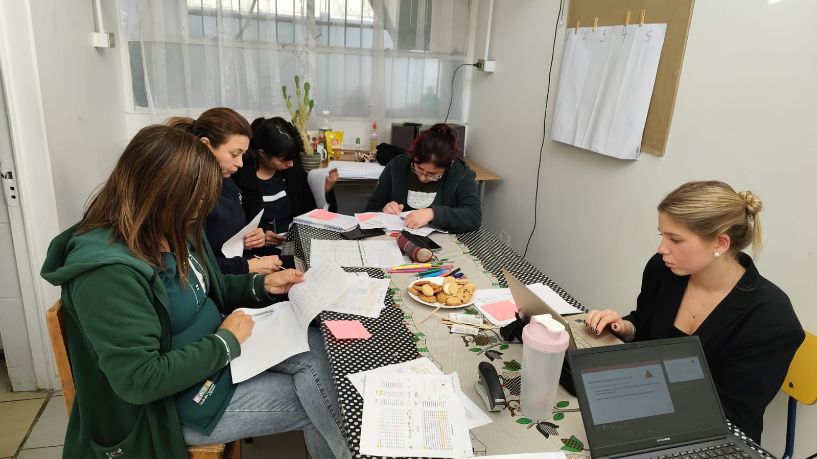 Estudiantes realizando Práctica Alternativa en Programa Aprender en Familia - Focus.