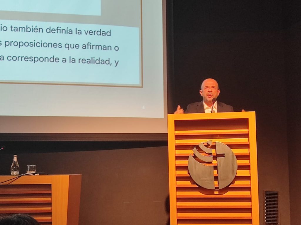 José Luis Contreras, de Bachillerato Uandes, durante su exposición. Fotos: @bach_uct Agradecimientos a Bachillerato UCT por organizar el evento y por el registro gráfico.