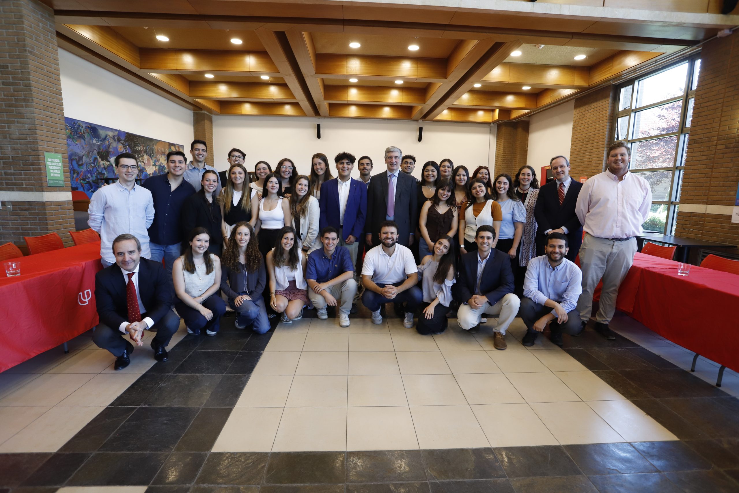 Ceremonia de cierre del programa con el Rector José Antonio Guzmán.