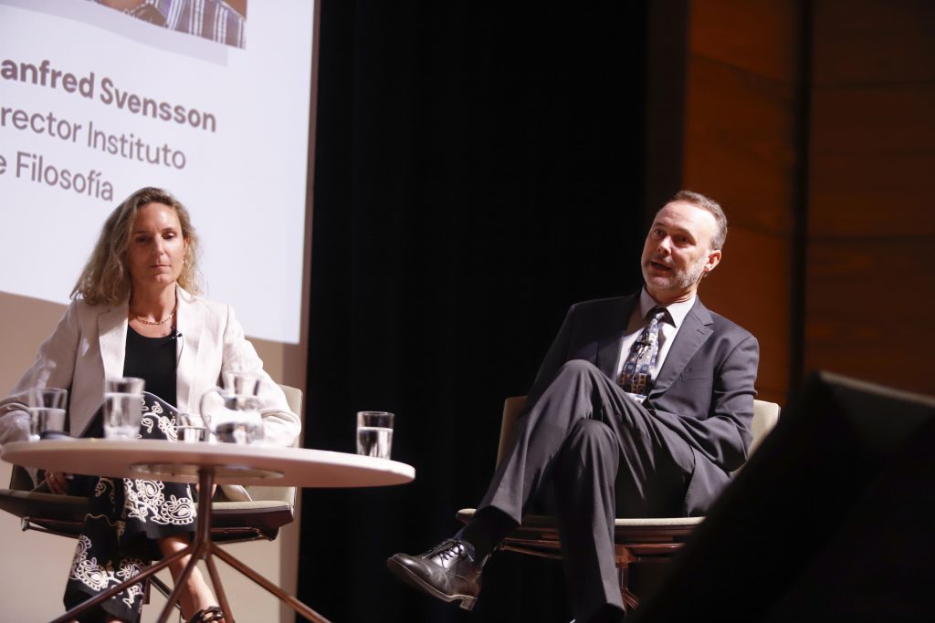 Los profesores Fernanda Valdés y Manfred Svensson.