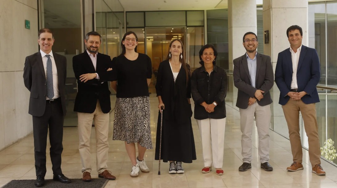 Emilio Polit, primero a la derecha de la foto, junto con los académicos ganadores del concurso CIIMTA.