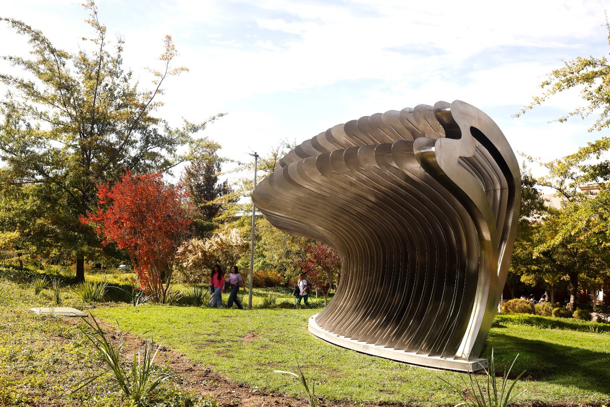 Fotografía de Legatum, escultura sobre el legado de san Josemaría