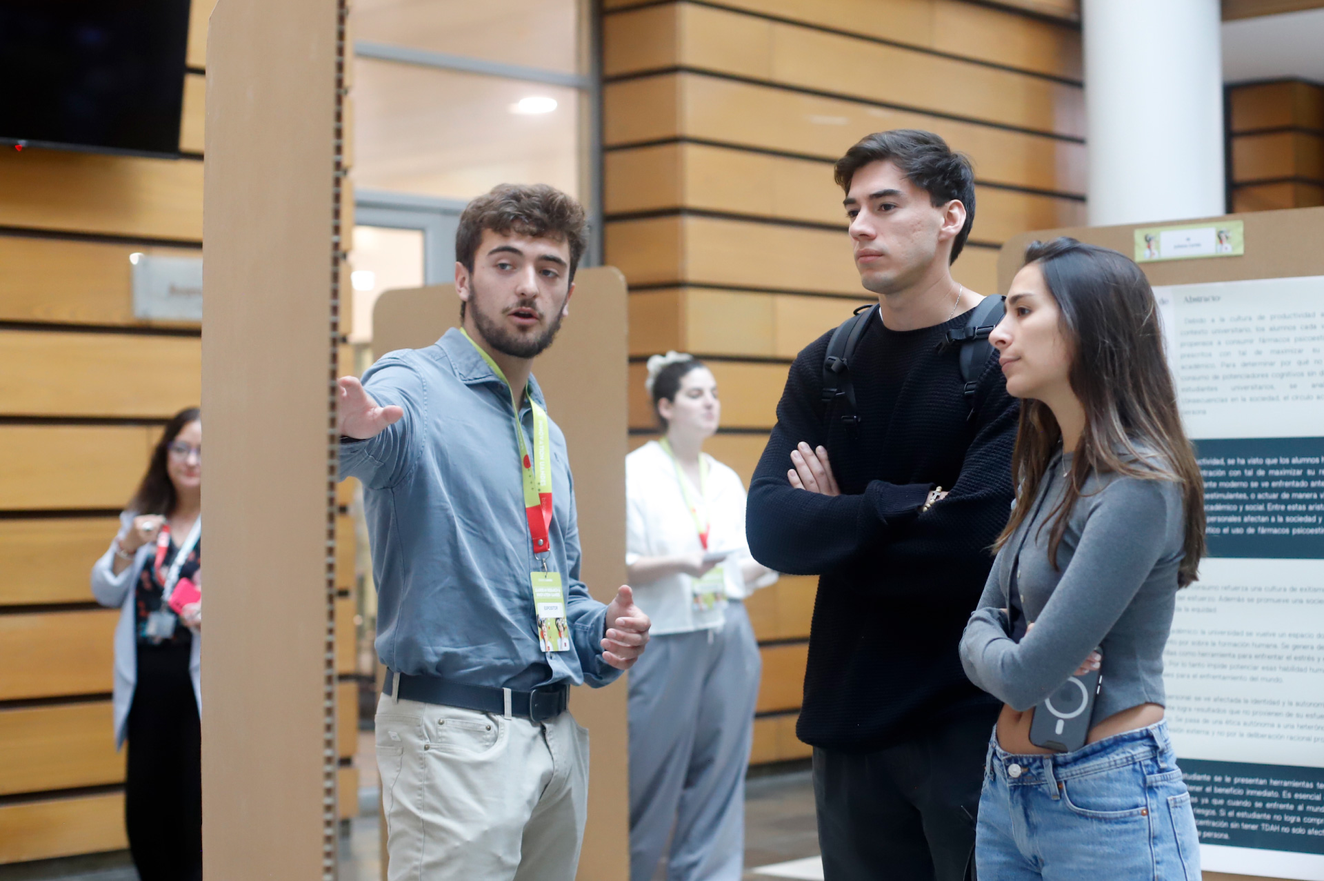 Leaders in Reseach & Innovation Uandes 12 Estudiante presenta un proyecto de investigación a participantes durante el concurso Leaders in Research & Innovation Uandes