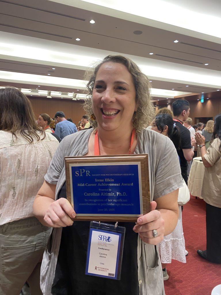 Académica de Psicología recibe premio internacional por su trayectoria en investigación en psicoterapia 2 IMG 8912