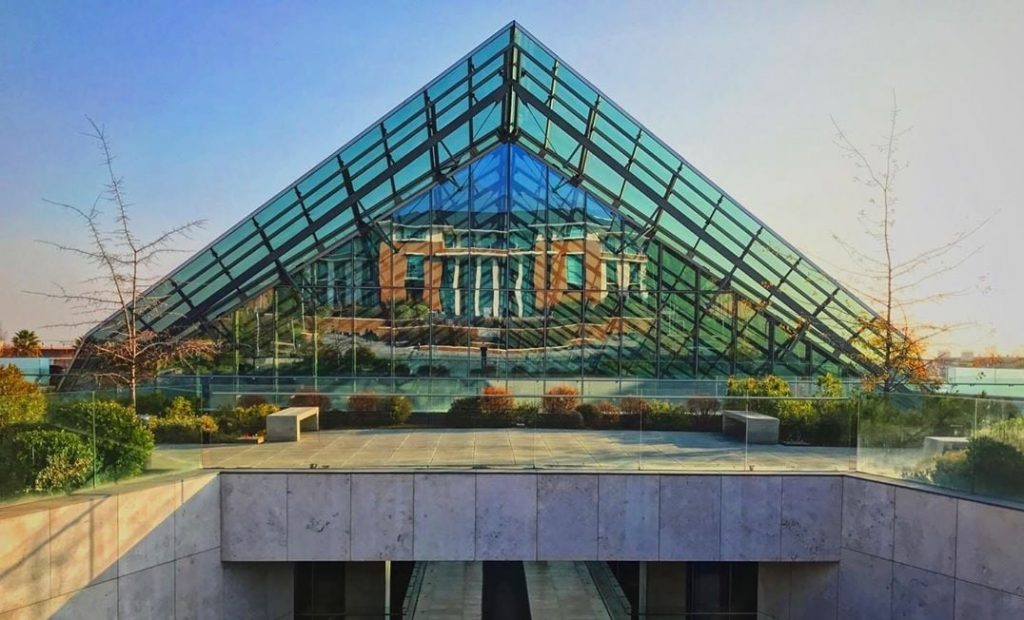 edificio Central con reflejo de Biblioteca