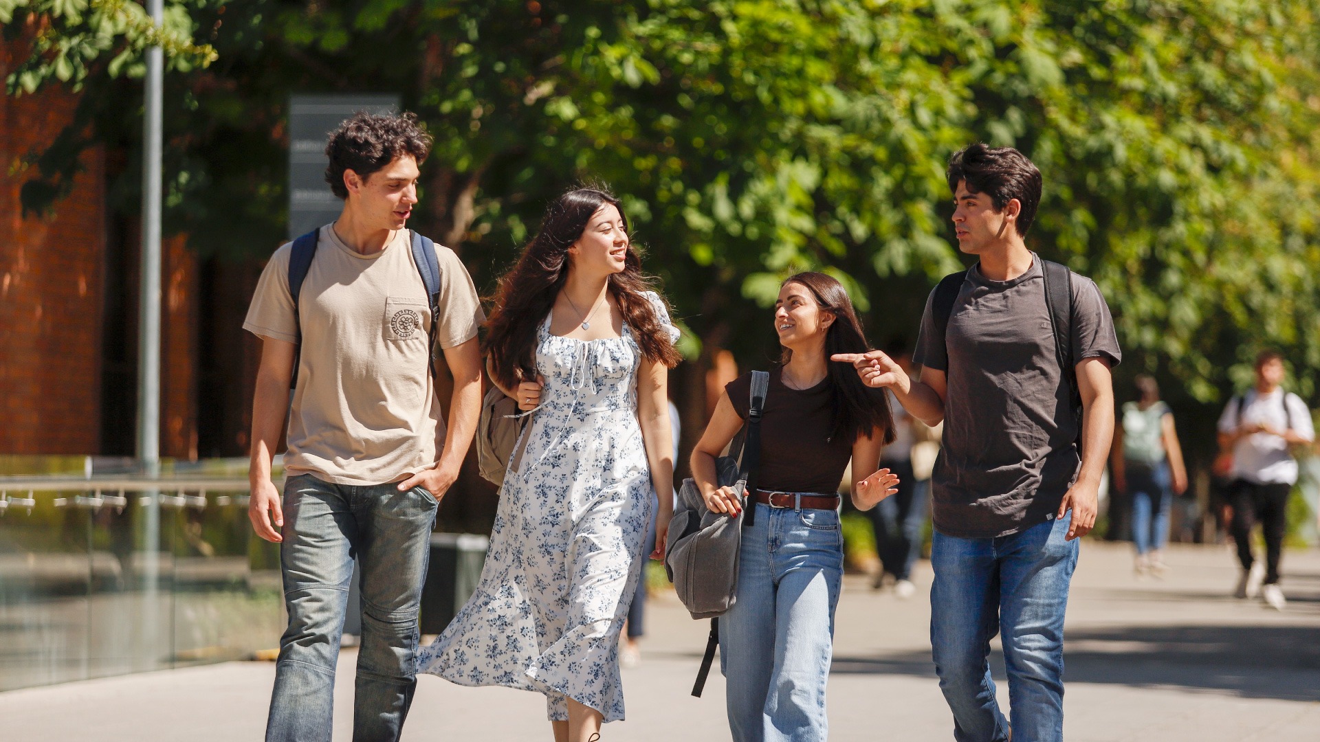 Alumnos en el campus