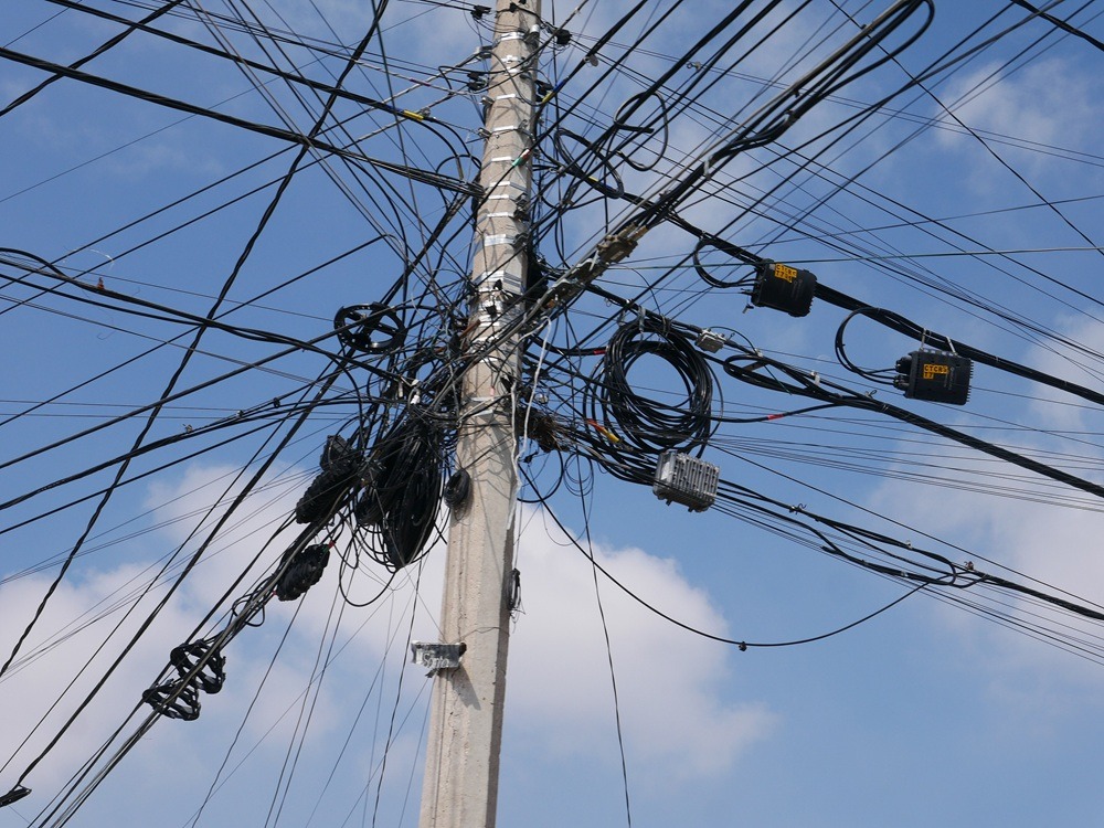 Poste con cables