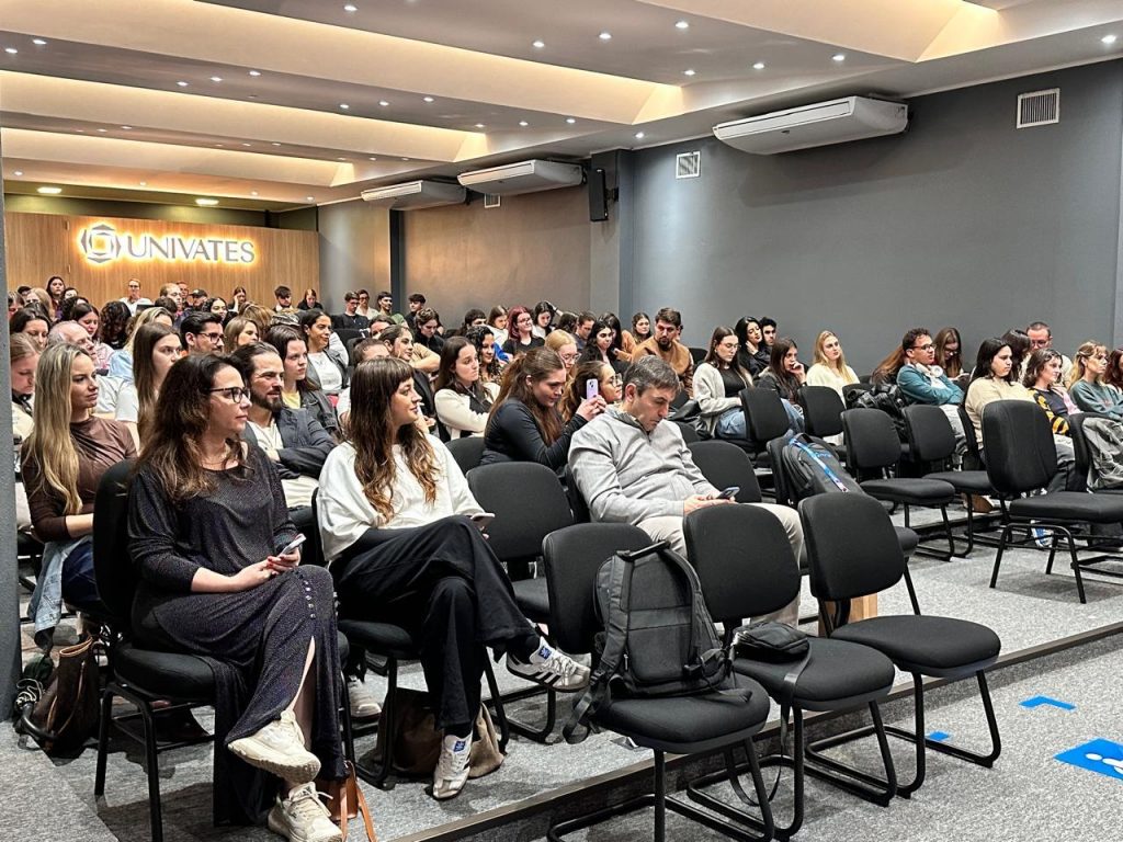 Sebastián Goldsack dictó clase inaugural de Economía Creativa en universidad brasileña 7 WhatsApp Image 2026 08 24 at 10.17.53