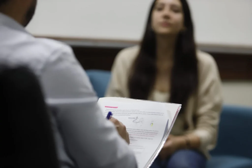 Alumnos de Psicología desarrollan habilidades clínicas en terreno junto al Programa Vínculos 12 MG 1303 scaled 1