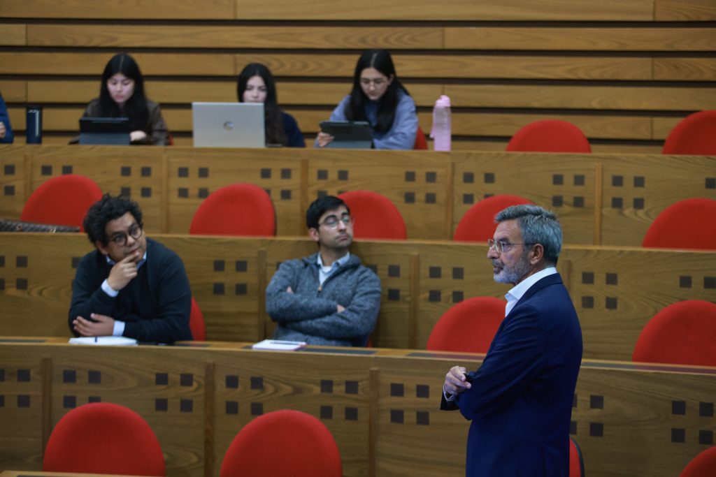 Centro de Estudios Generales realizó seminario que reflexionó sobre el papel de la historia en la educación del hombre 3 charla 2 1