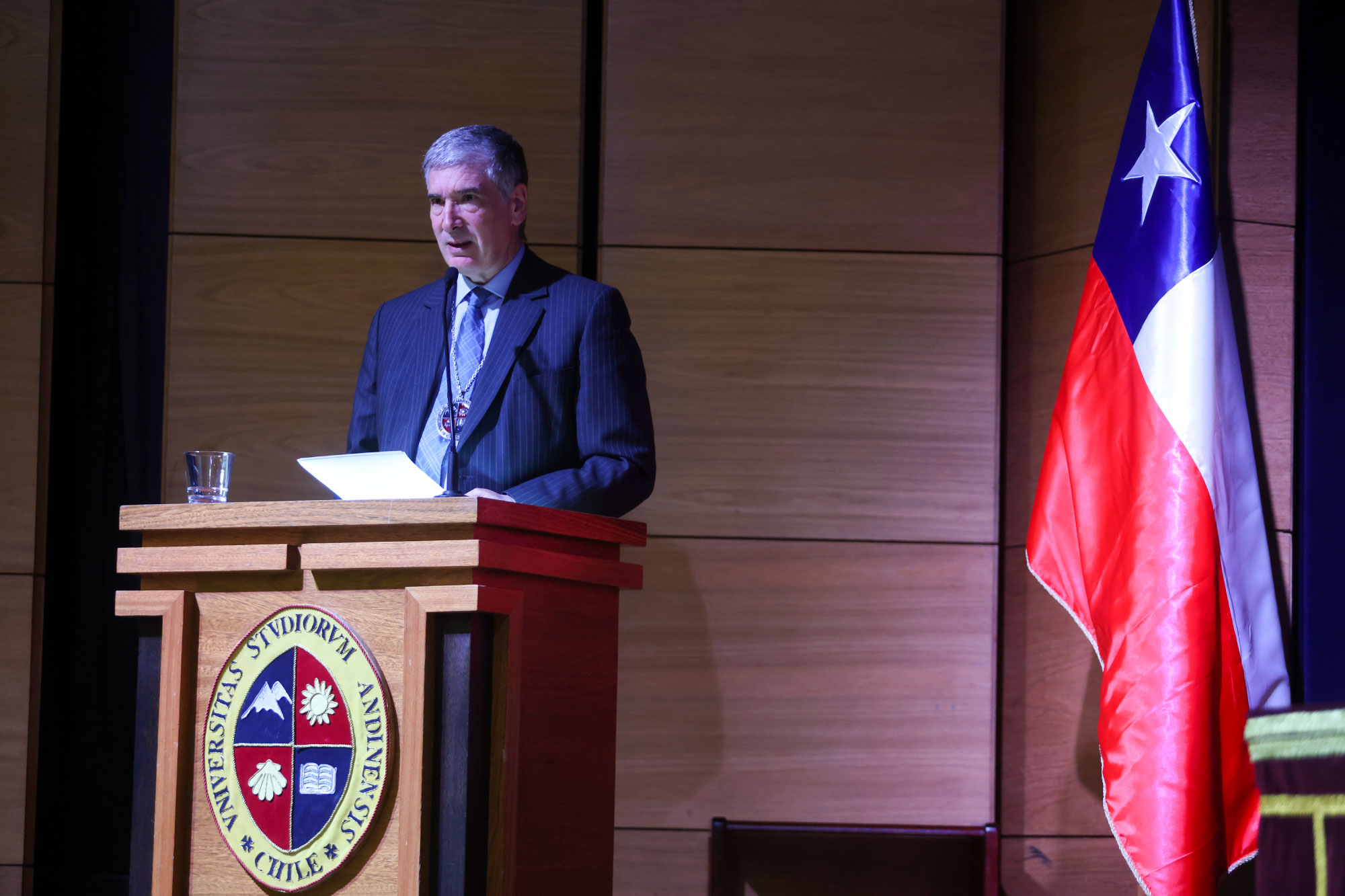 Rector entregando medallas en el Acto Académico Aniversario
