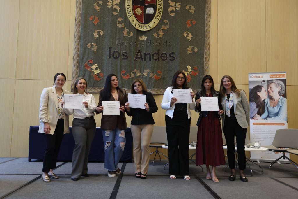 70 cuidadores de residencias para personas mayores se certifican en programa de la Facultad de Enfermería y Obstetricia Uandes 3 0K3A2413