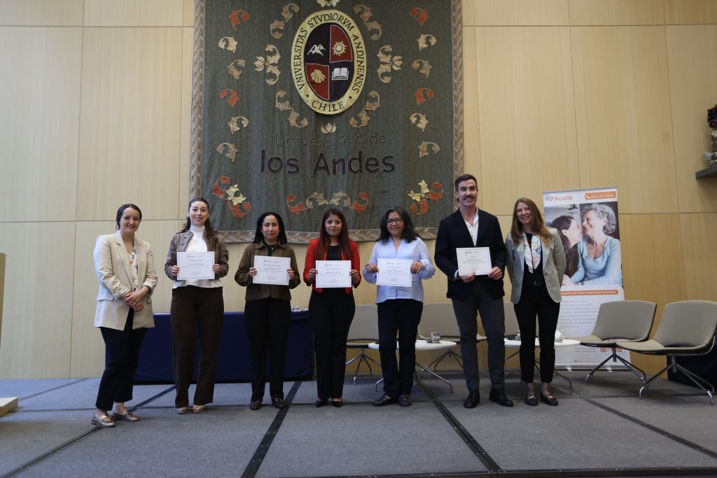 70 cuidadores de residencias para personas mayores se certifican en programa de la Facultad de Enfermería y Obstetricia Uandes 4 0K3A2497