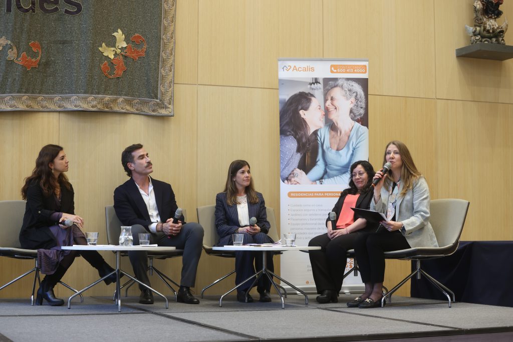 70 cuidadores de residencias para personas mayores se certifican en programa de la Facultad de Enfermería y Obstetricia Uandes 7 0K3A2552