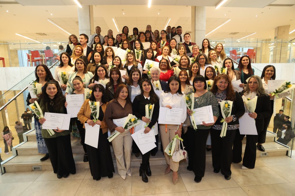 70 cuidadores de residencias para personas mayores se certifican en programa de la Facultad de Enfermería y Obstetricia Uandes 2 0K3A2638