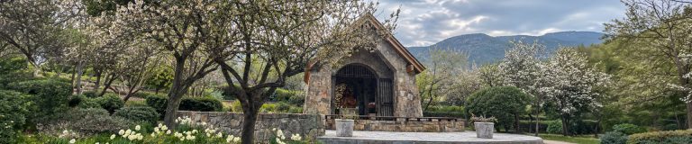 Capilla entre flores y montanas 1