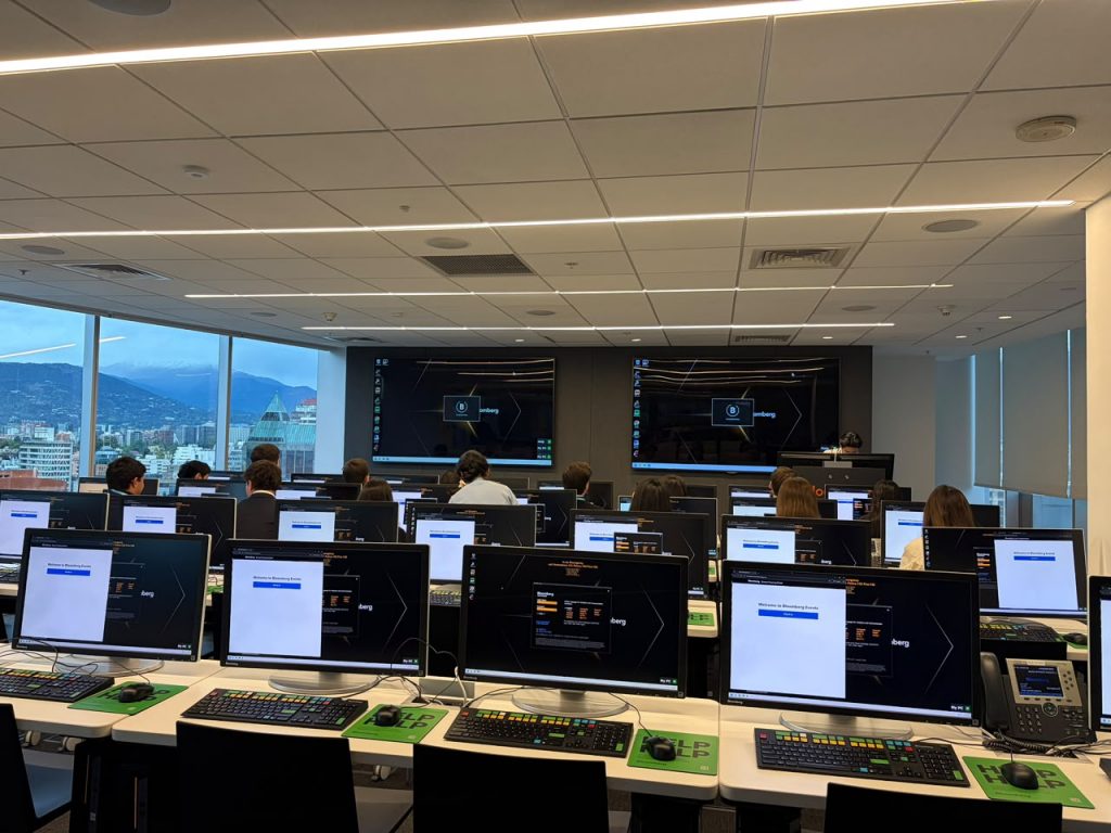 Club de Finanzas Uandes visitó las oficinas de Bloomberg para conocer su terminal financiera 2 Foto 3