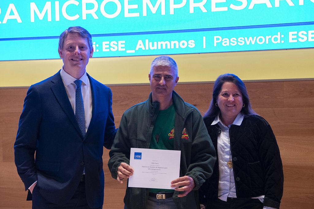 ESE celebró la graduación del Diploma en Gestión de Negocios para Microempresarios 2026 2 Graduacio╠un Microempresarios 066
