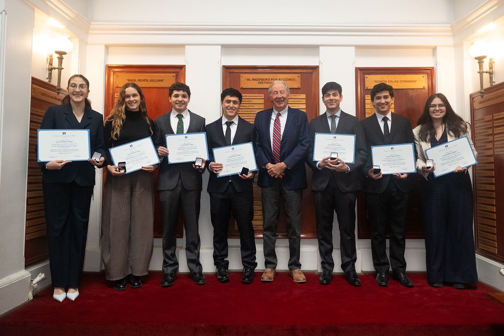 Tres egresados de la Facultad de Ingeniería y Ciencias Aplicadas fueron reconocidos por el Instituto de Ingenieros de Chile 4 IVV TODOS