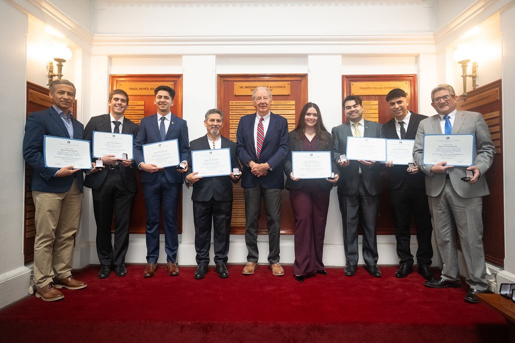 Tres egresados de la Facultad de Ingeniería y Ciencias Aplicadas fueron reconocidos por el Instituto de Ingenieros de Chile 2 MOP TODOS