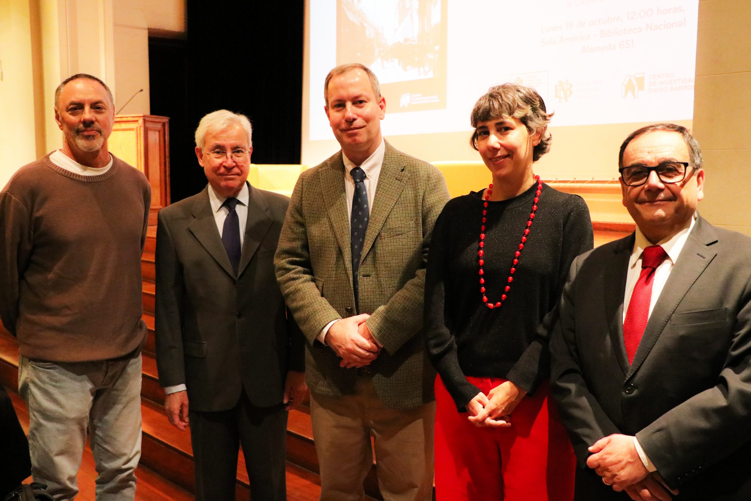 Jaime Rosenblit, Iván Jaksic, Andrés Irarrázaval, Elvira López y Omar Morales, director nacional del Servicio de Registro Civil e Identificación. Fotografía: Biblioteca Nacional de Chile.