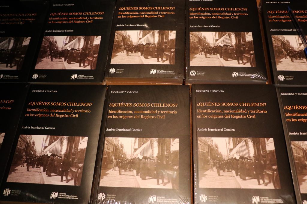 ¿Quiénes somos chilenos? La investigación Uandes que revela una historia poco conocida del Registro Civil 5 Presentacion libro quienes somos chilenos SAmerica BN JG 19102026 02