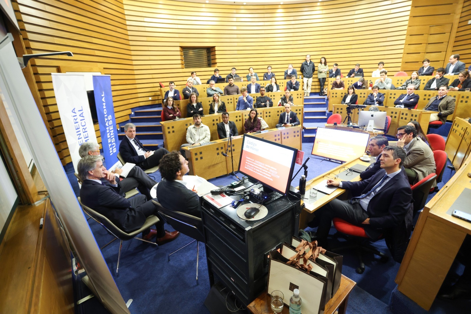 Fonavi en debate: Exministro de Economía, CChC, Santander analizaron sus efectos en el acceso al crédito hipotecario 2 WhatsApp Image 2026 10 08 at 12.14.01 PM 6