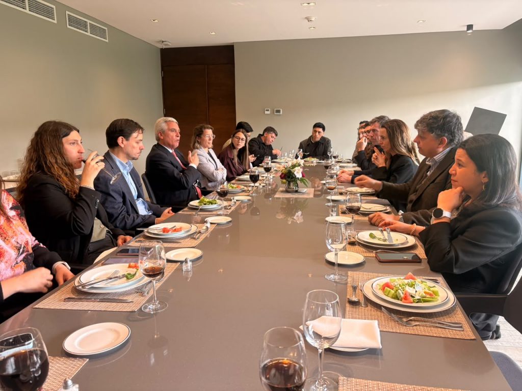 Embajador del Perú en Chile se reúne con alumnos del Magíster en Estudios Políticos Uandes 10 WhatsApp Image 2026 10 27 at 12.46.45